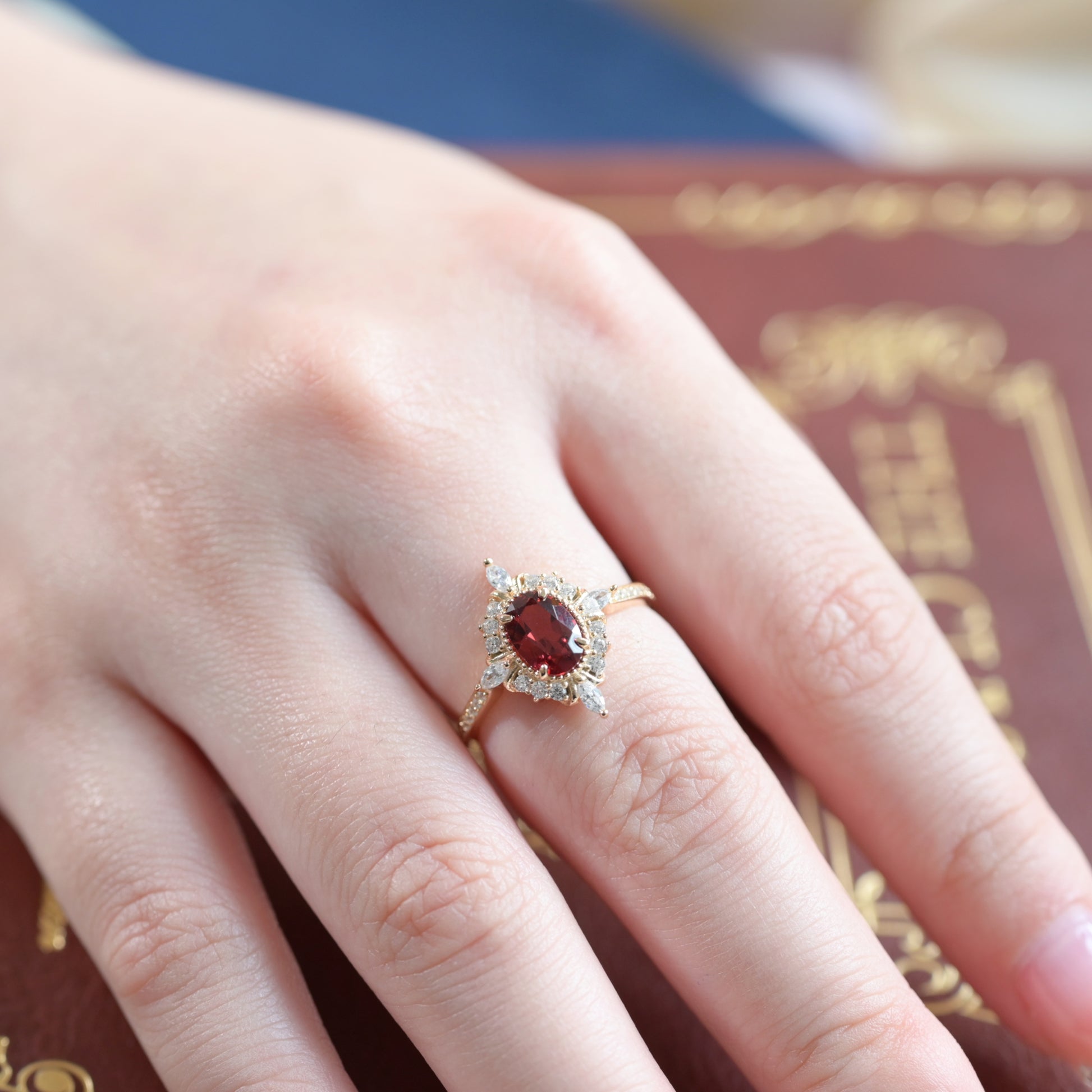 Anello Vermeil con Halo di Granato Ovale