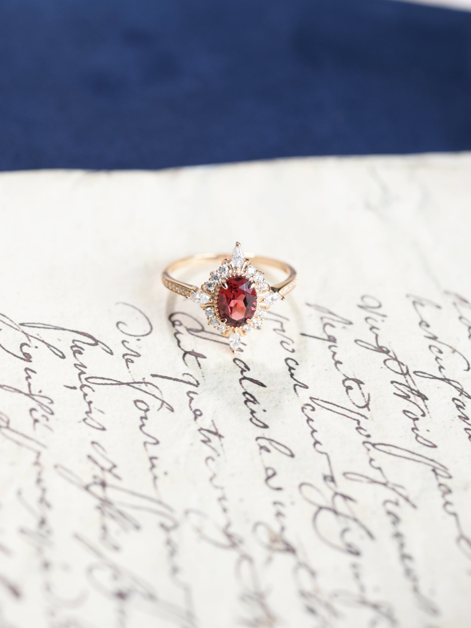 Anello Vermeil con Halo di Granato Ovale