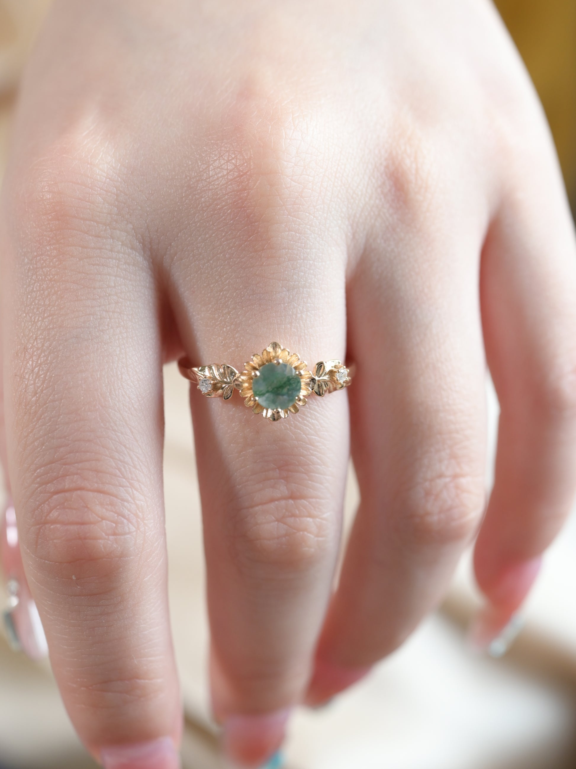 Anillo redondo de ágata musgosa con flor de girasol tallada