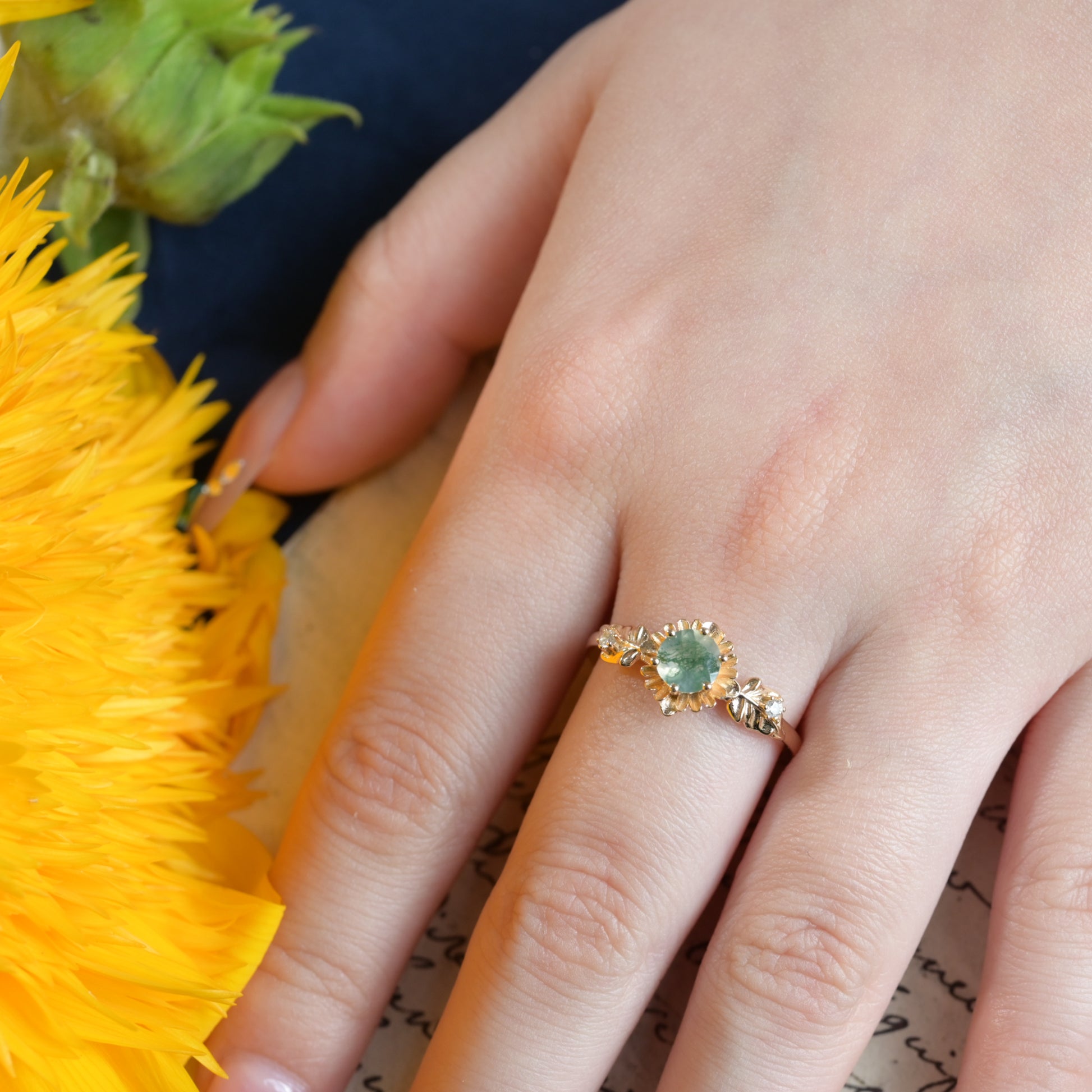 Anillo redondo de ágata musgosa con flor de girasol tallada