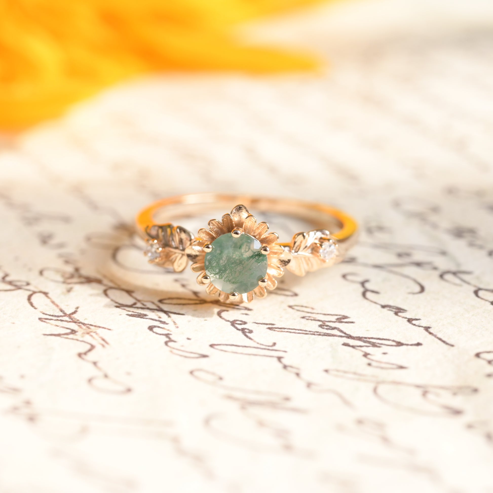 Anillo redondo de ágata musgosa con flor de girasol tallada