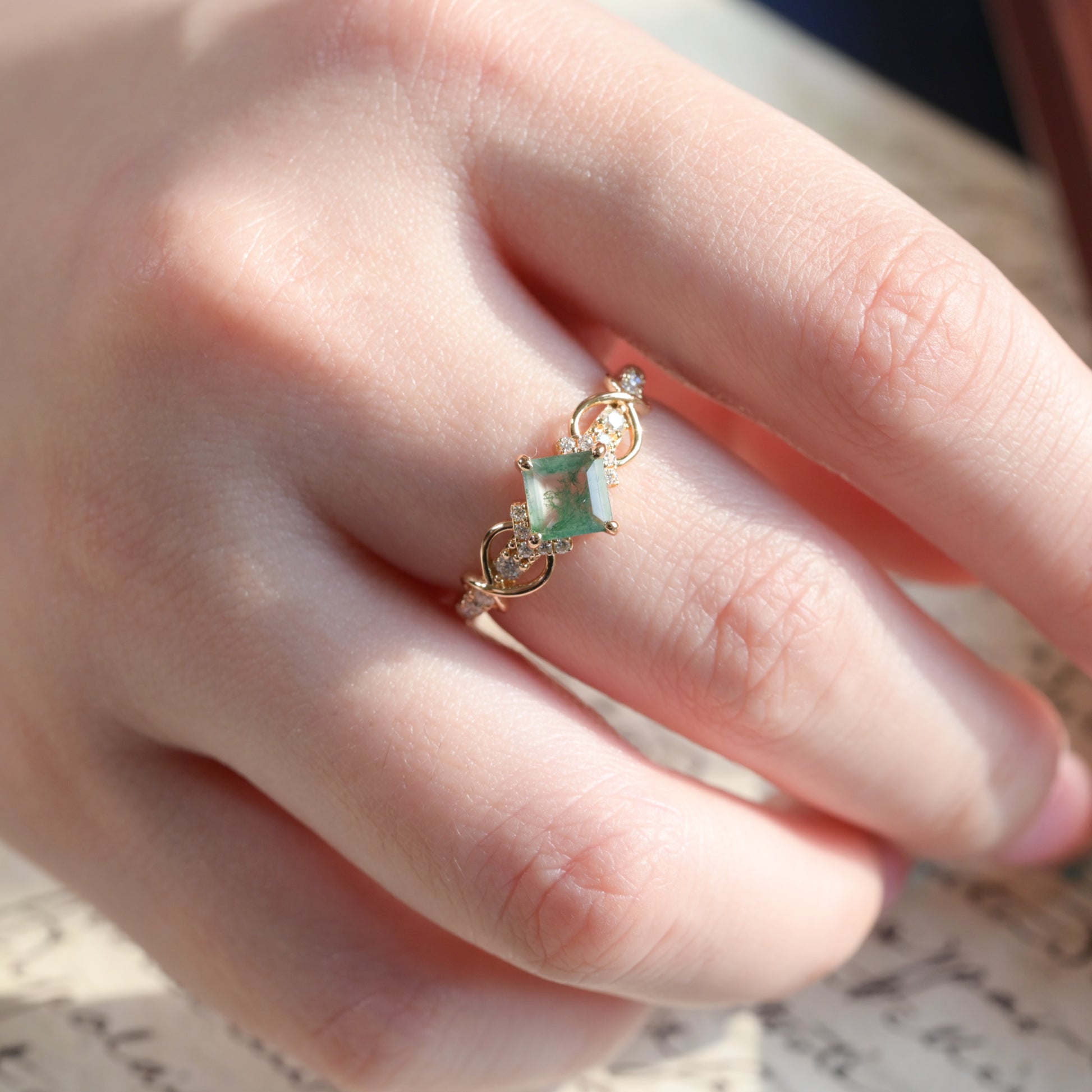 Anello Eleganza Mossbound