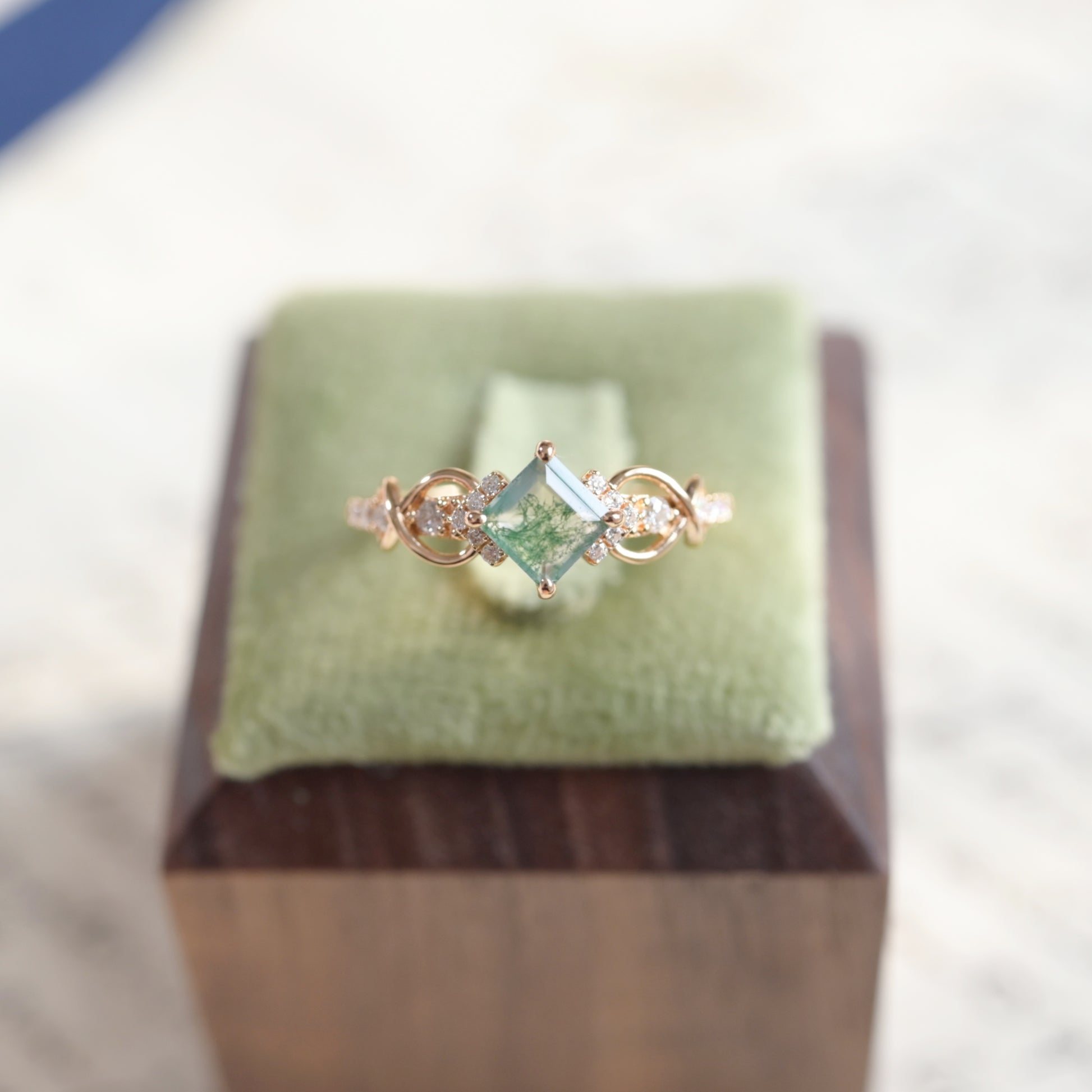 Anello Eleganza Mossbound