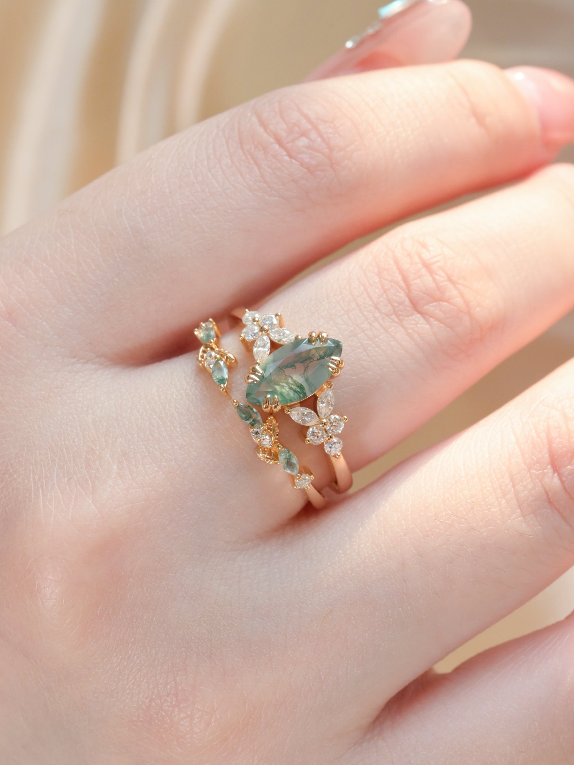 Conjunto de anillos apilables de ágata de musgo con corte marquesa y corona