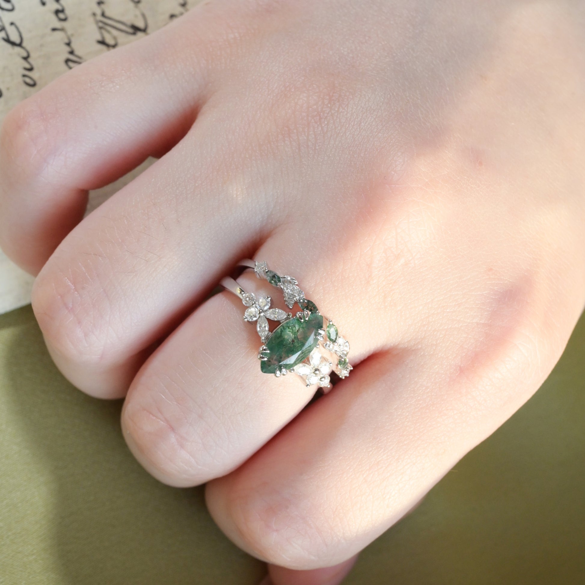 Conjunto de anillos apilables de ágata de musgo con corte marquesa y corona