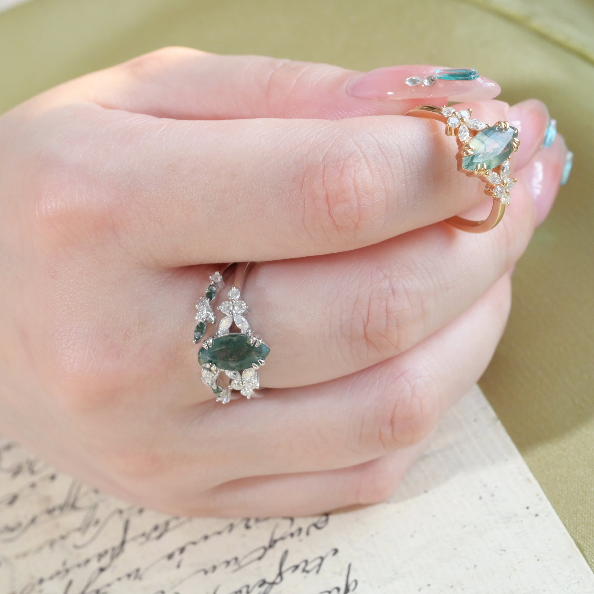 Conjunto de anillos apilables de ágata de musgo con corte marquesa y corona