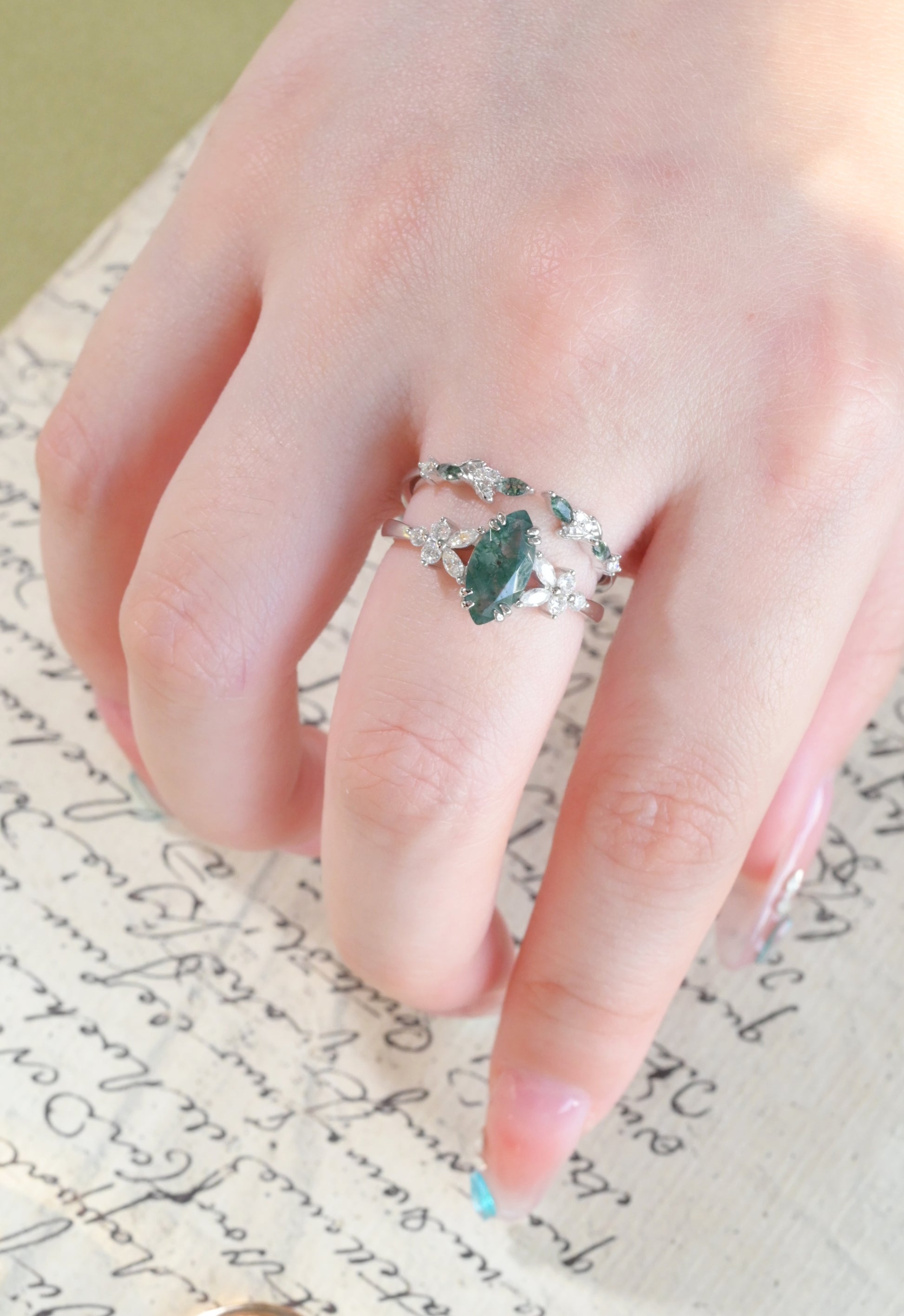 Conjunto de anillos apilables de ágata de musgo con corte marquesa y corona