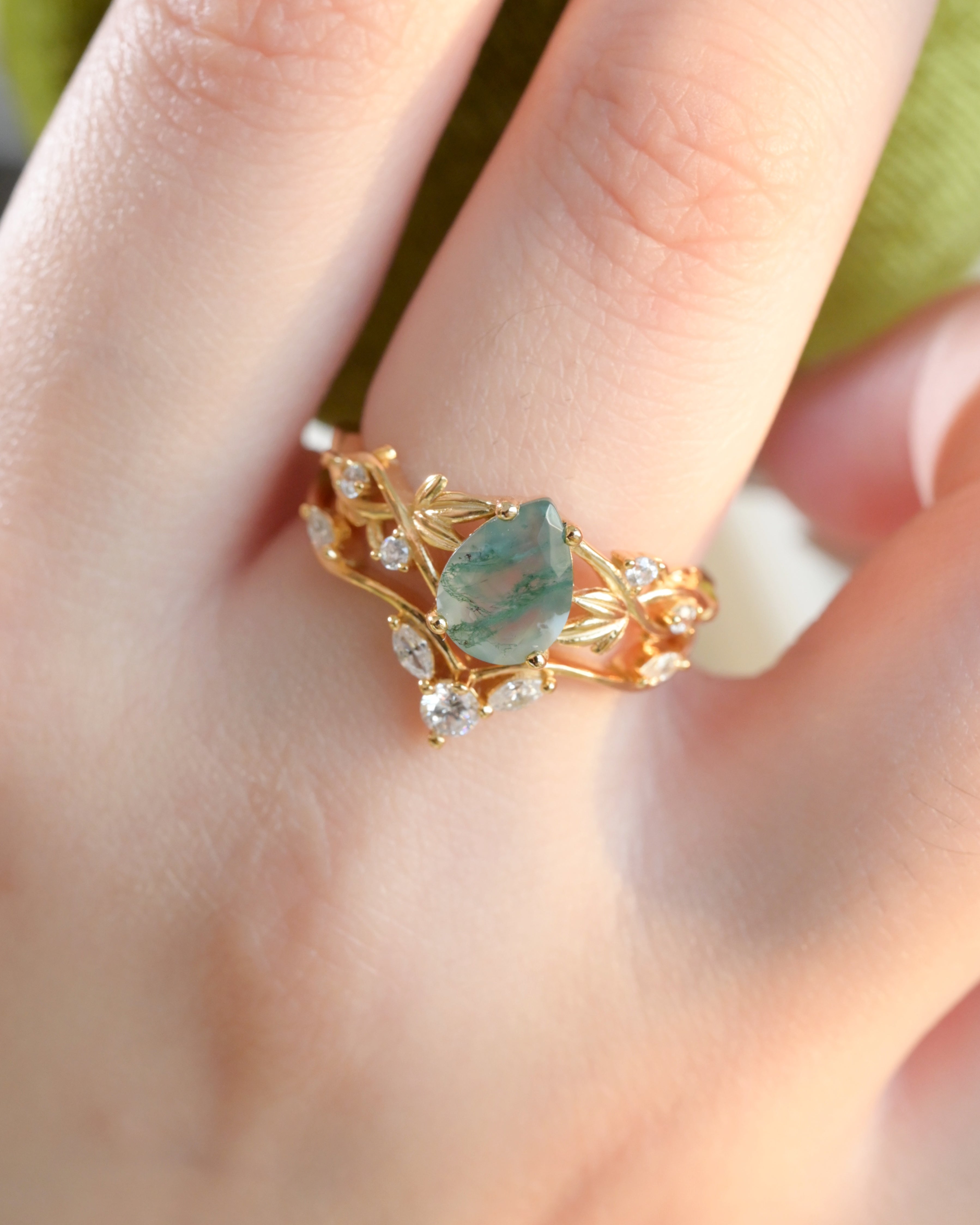 Conjunto de anillos apilables de ágata musgo con corte pera y motivo de vid