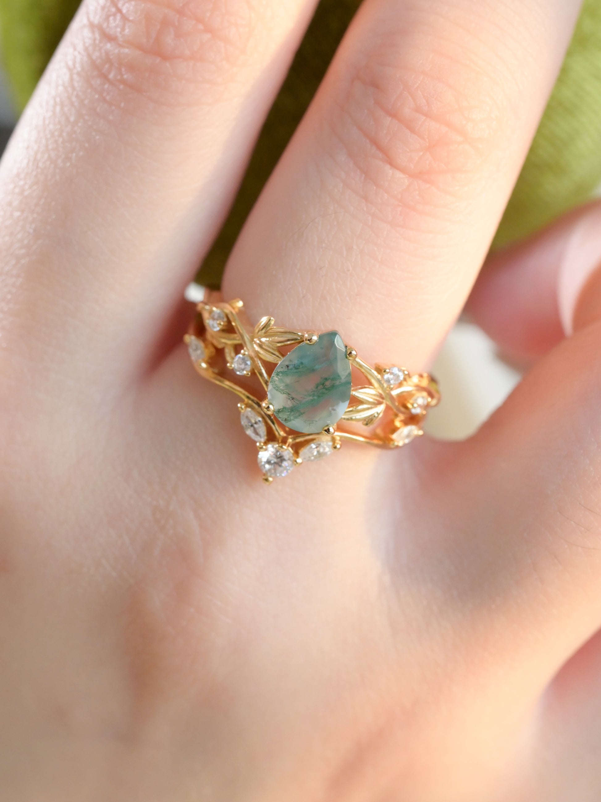 Conjunto de anillos apilables de ágata musgo con corte pera y motivo de vid