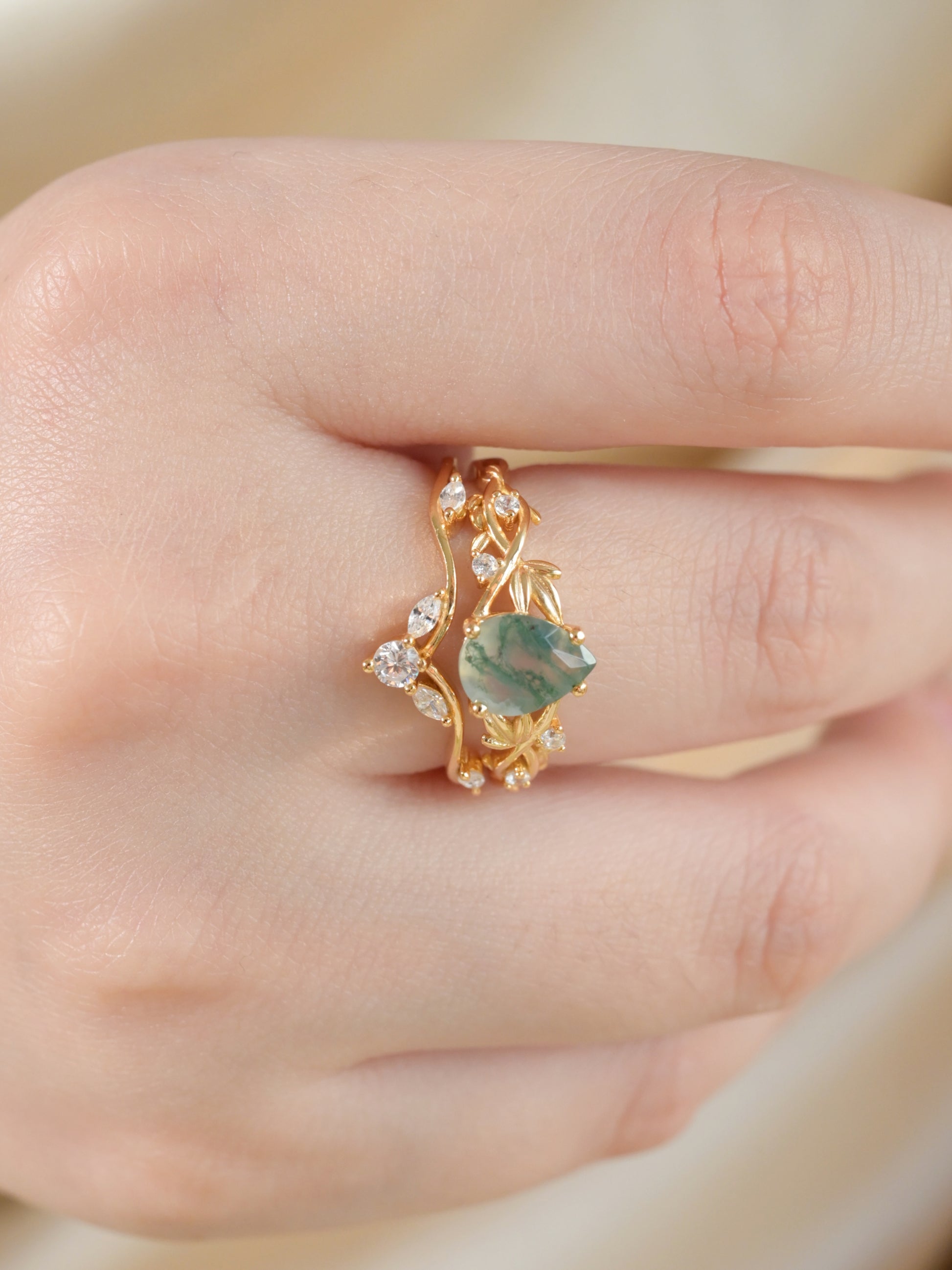 Conjunto de anillos apilables de ágata musgo con corte pera y motivo de vid