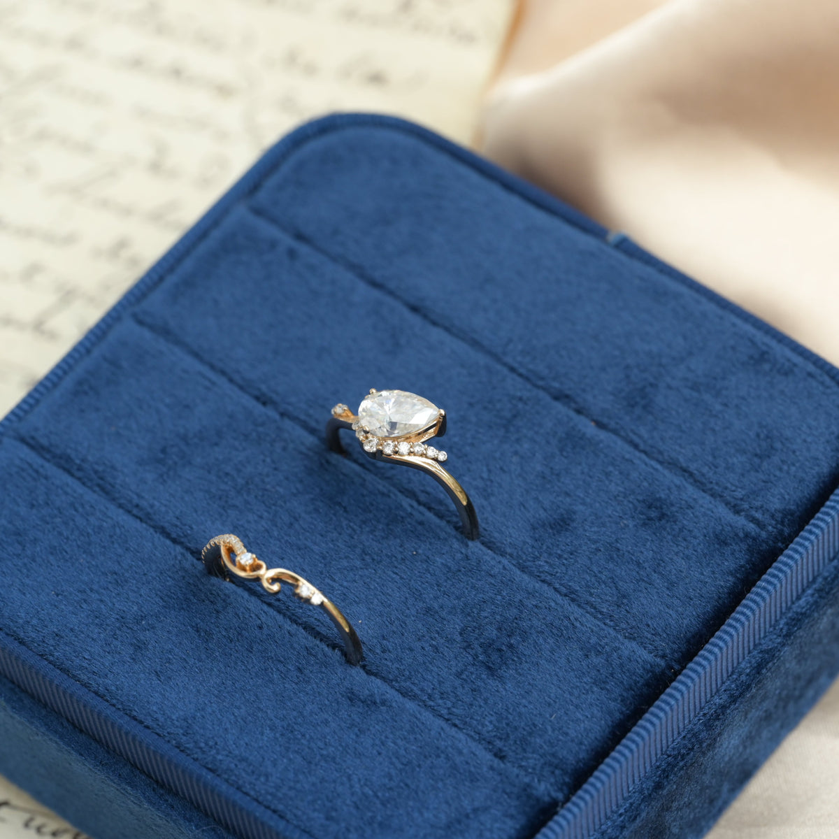 Anello pavé con moissanite a taglio smeraldo