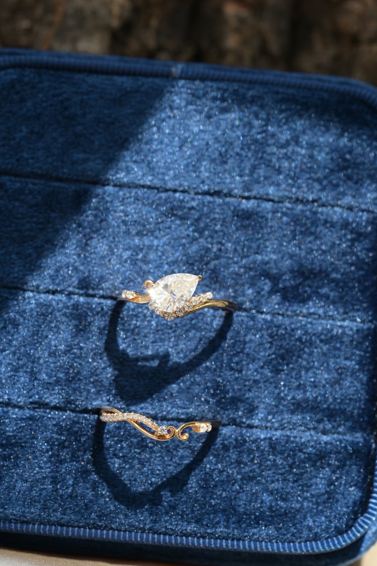Anello pavé con moissanite a taglio smeraldo