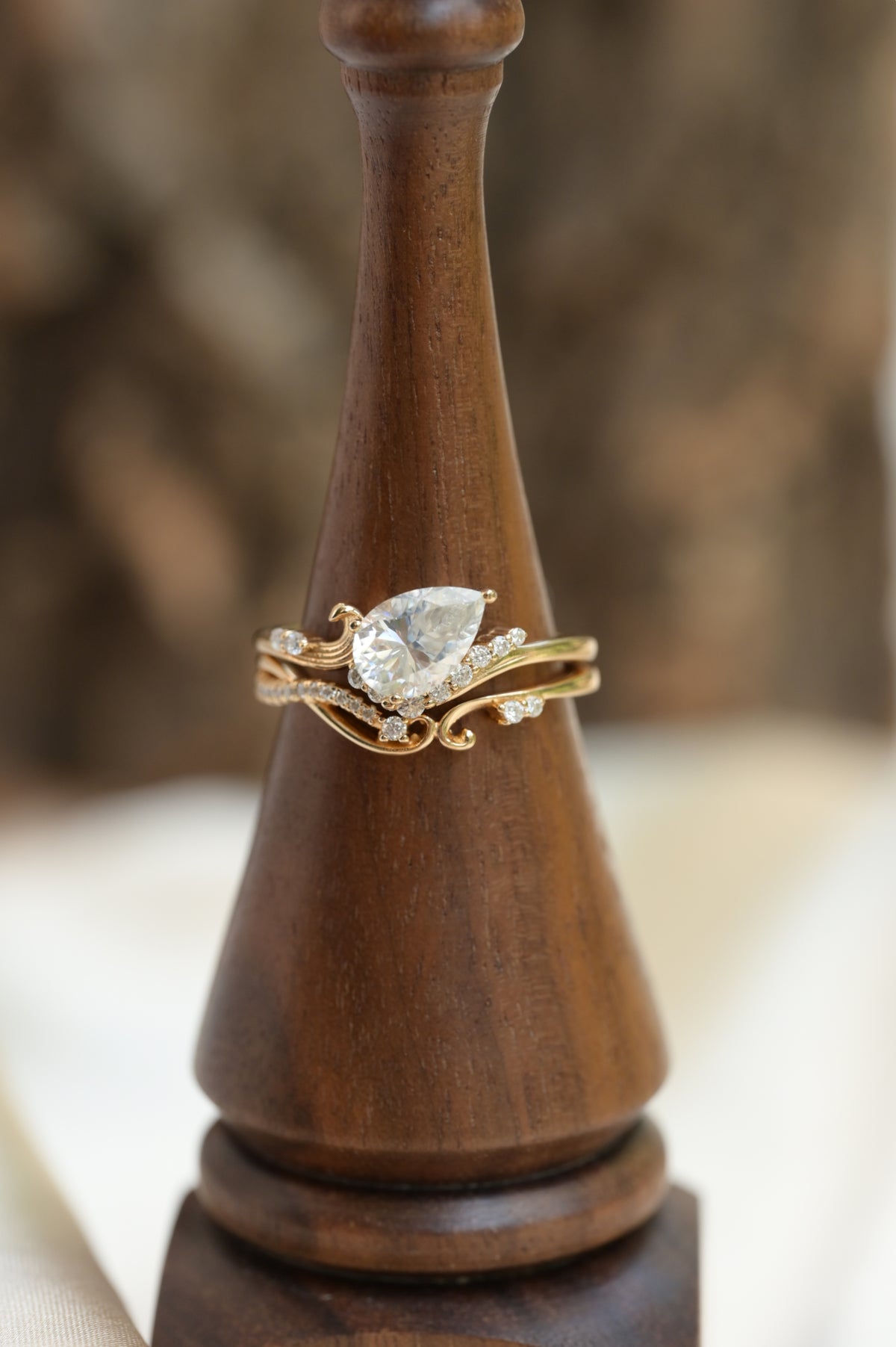 Anello pavé con moissanite a taglio smeraldo