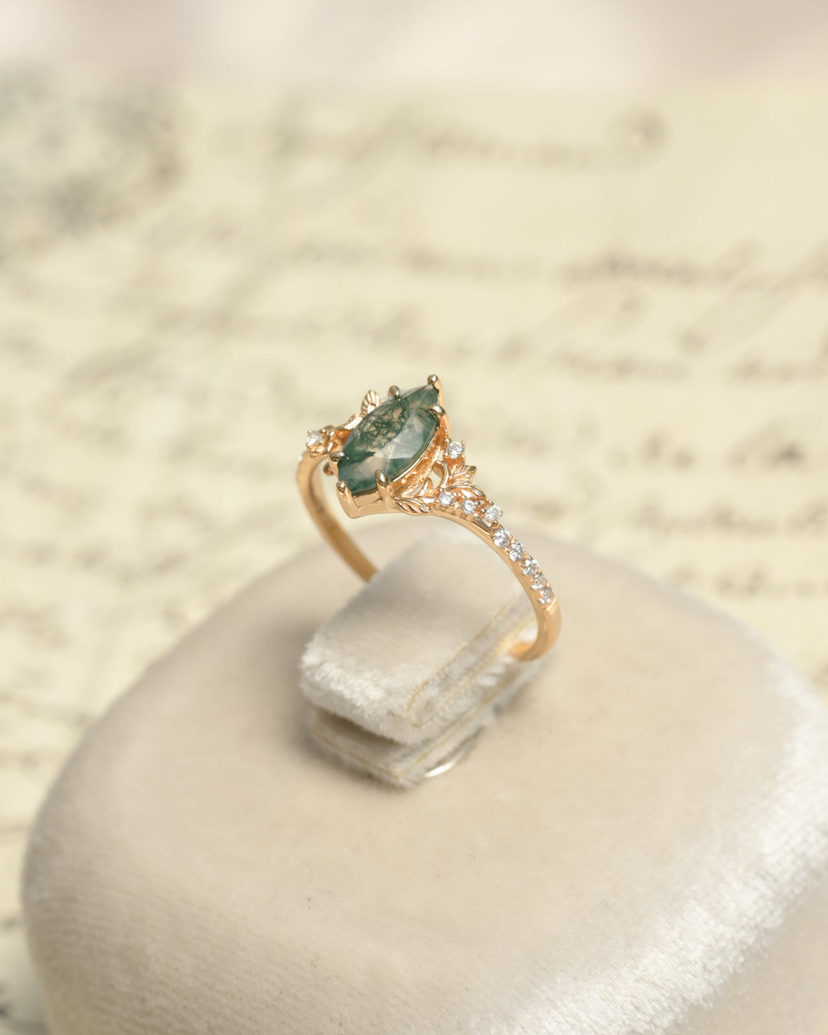Anello giardino incantato con agata muschiata taglio marquise