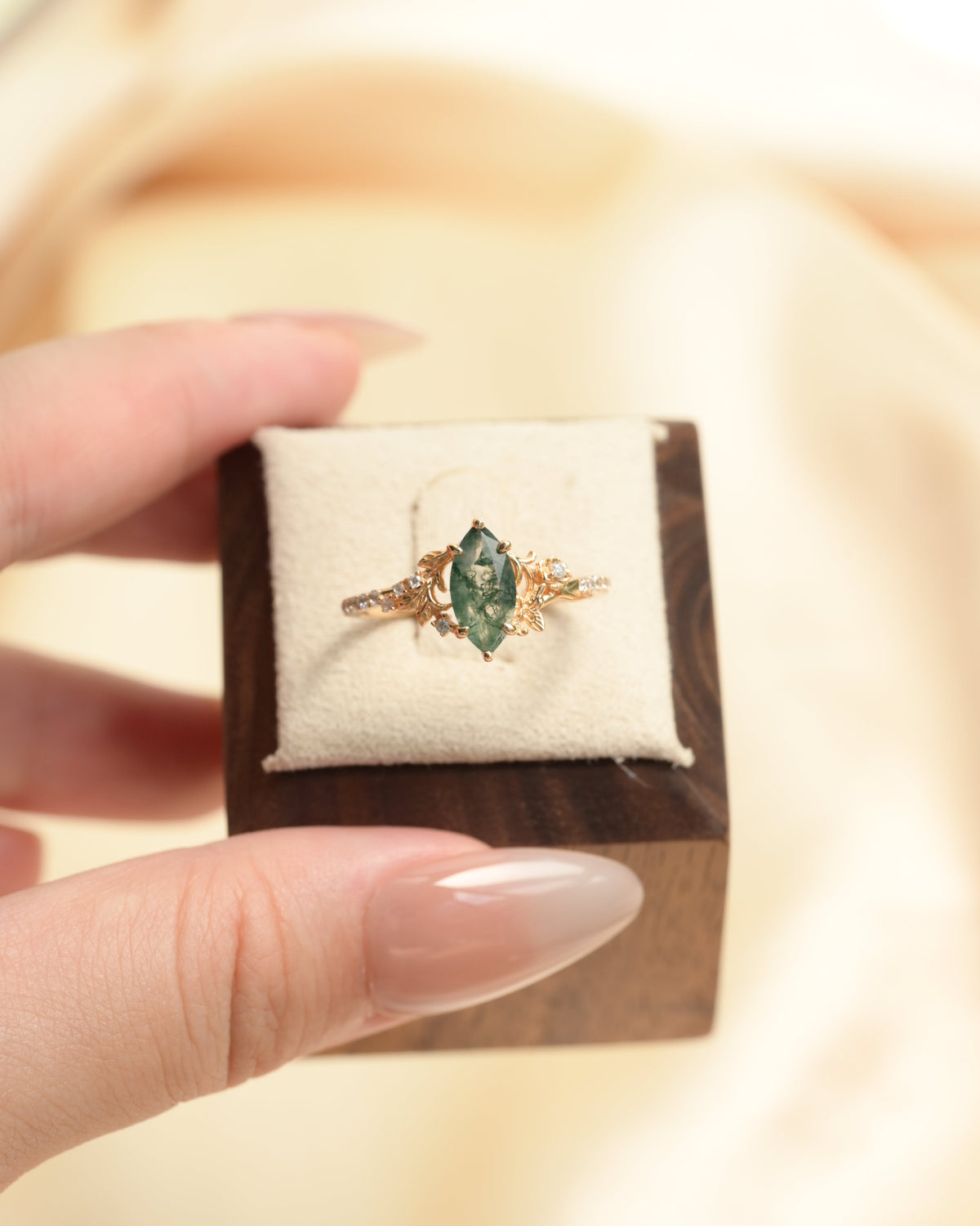 Anello giardino incantato con agata muschiata taglio marquise