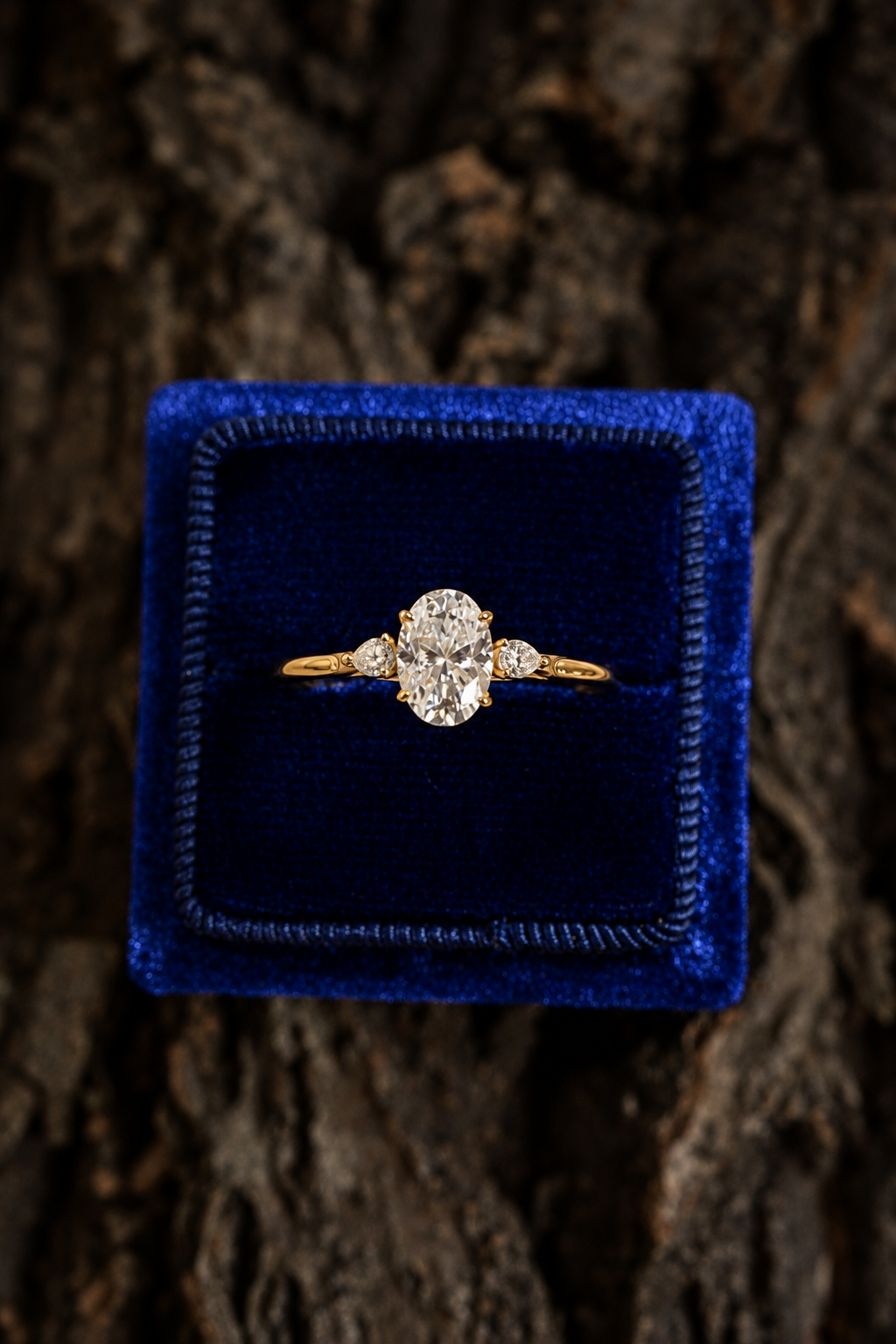 Elegante anello trilogy con moissanite a taglio ovale