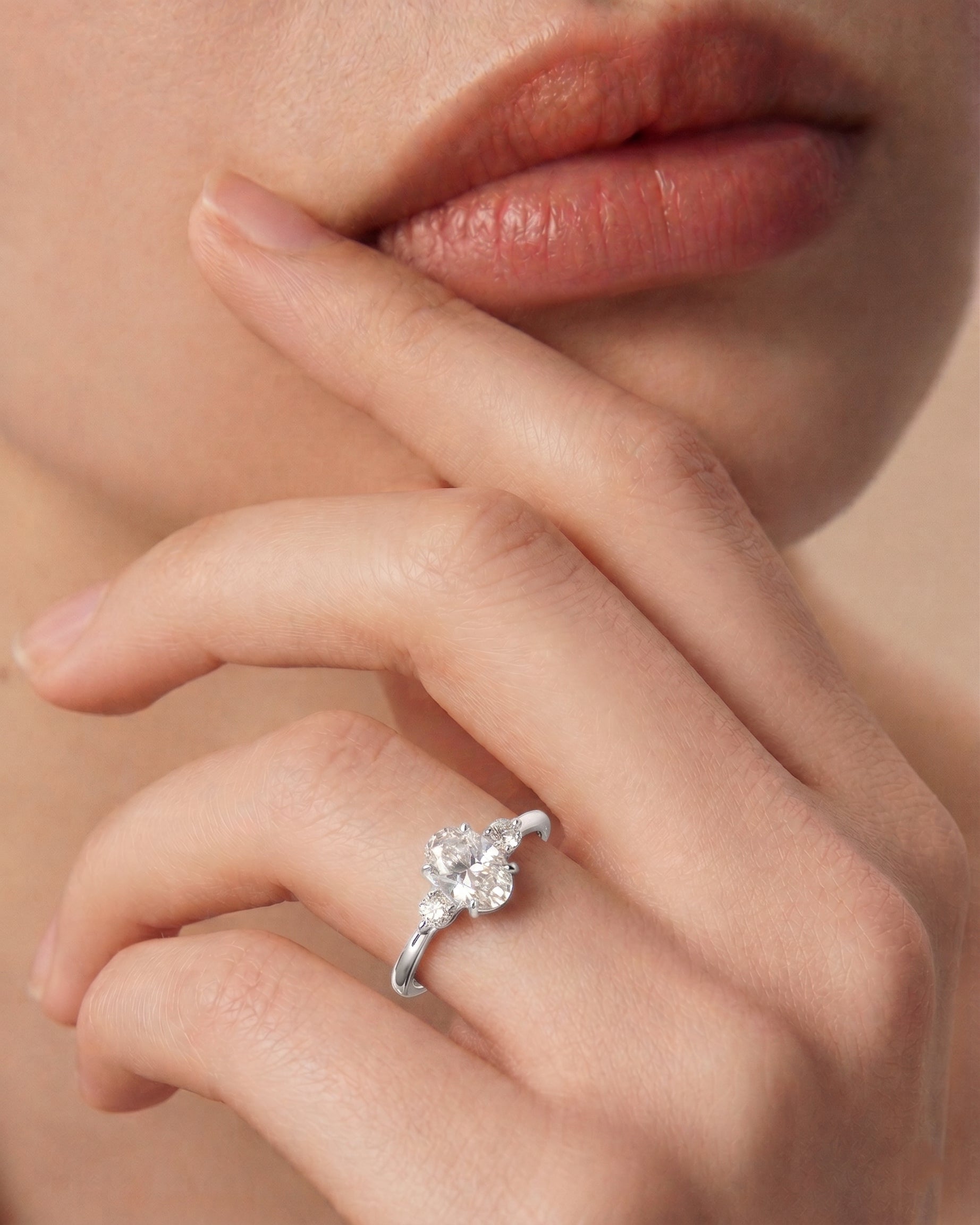 Elegante anello trilogy con moissanite a taglio ovale