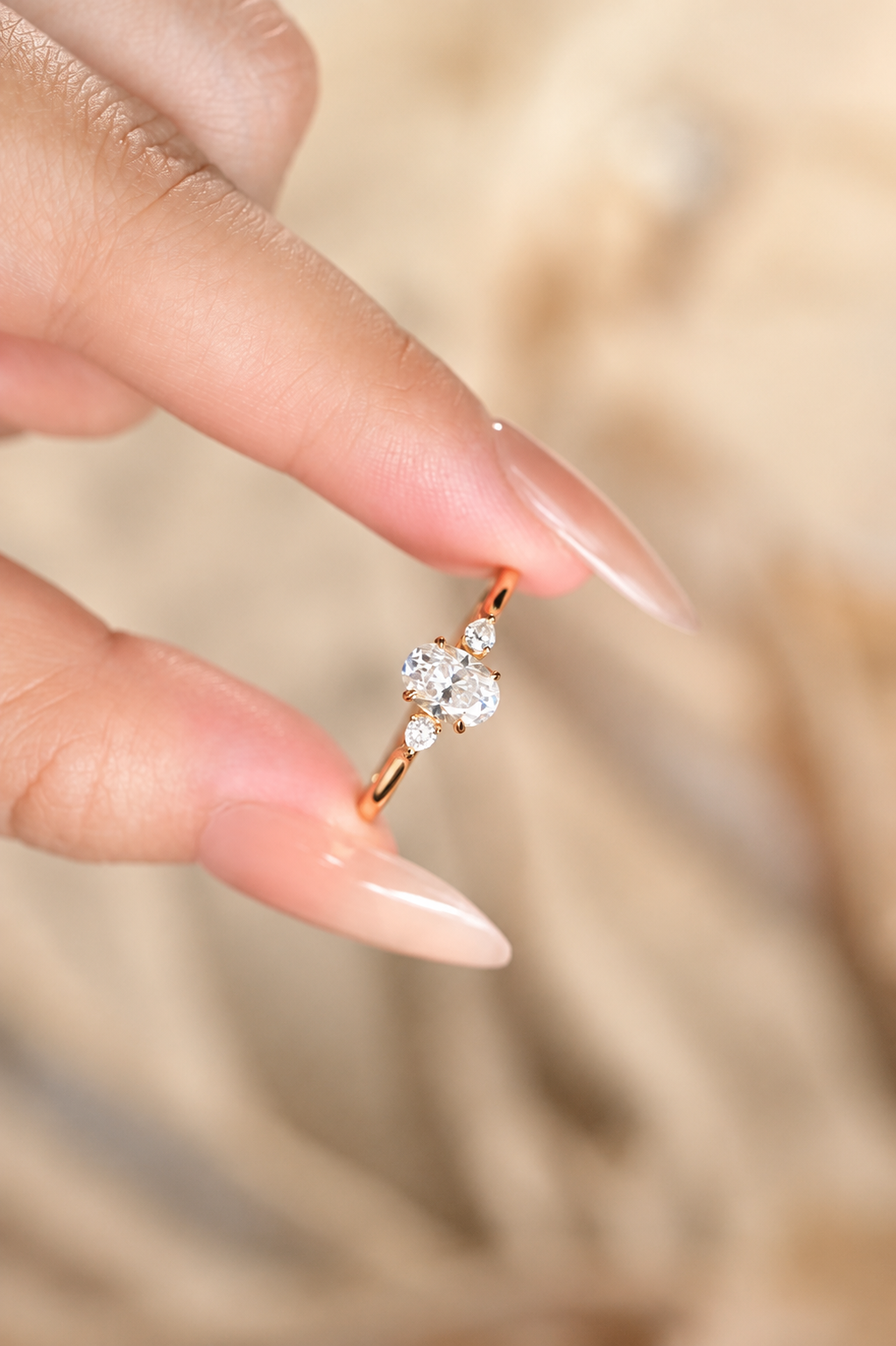 Elegante anello trilogy con moissanite a taglio ovale