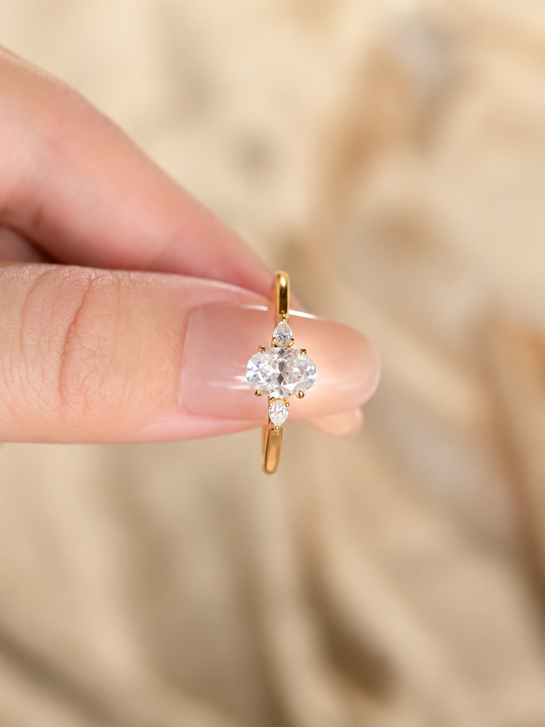 Elegante anello trilogy con moissanite a taglio ovale