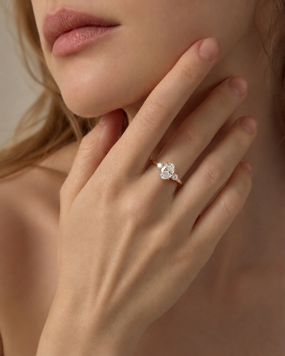 Elegante anello trilogy con moissanite a taglio ovale