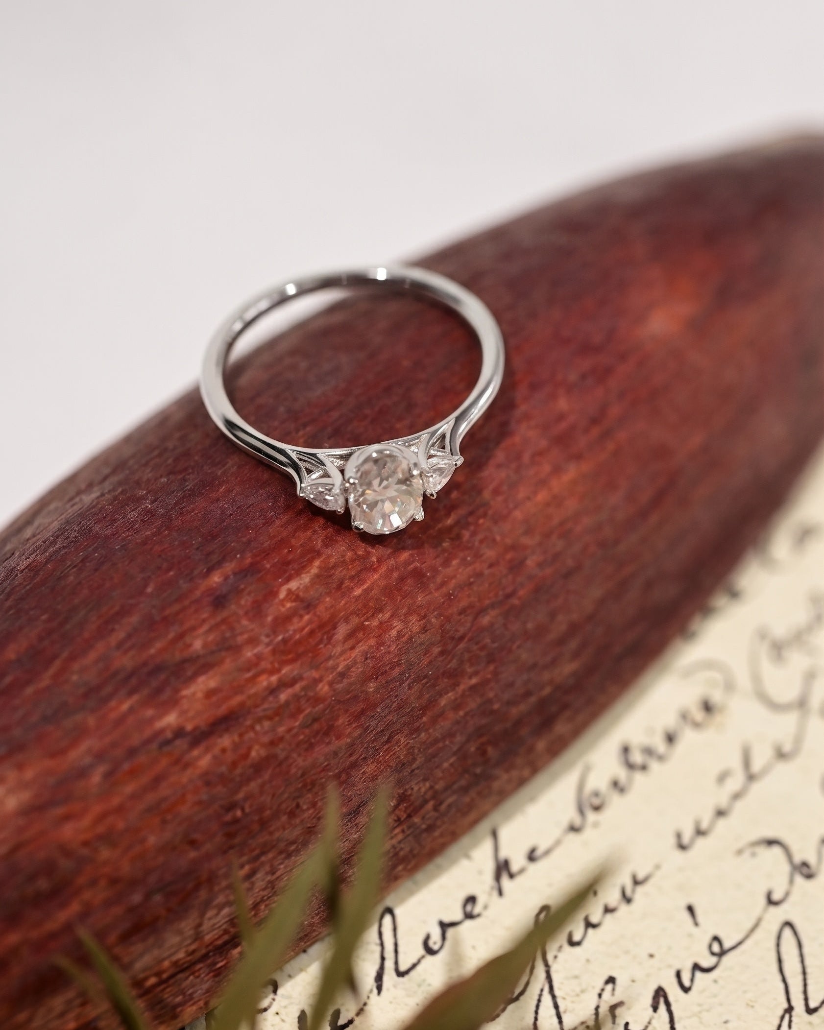 Elegante anello trilogy con moissanite a taglio ovale
