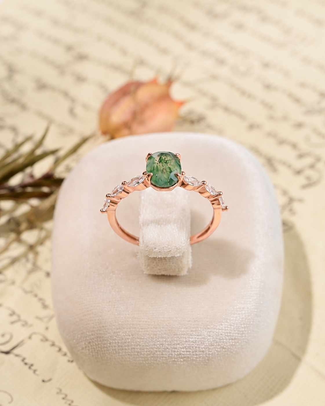Ring mit ovalem Moosachat und Blattakzent