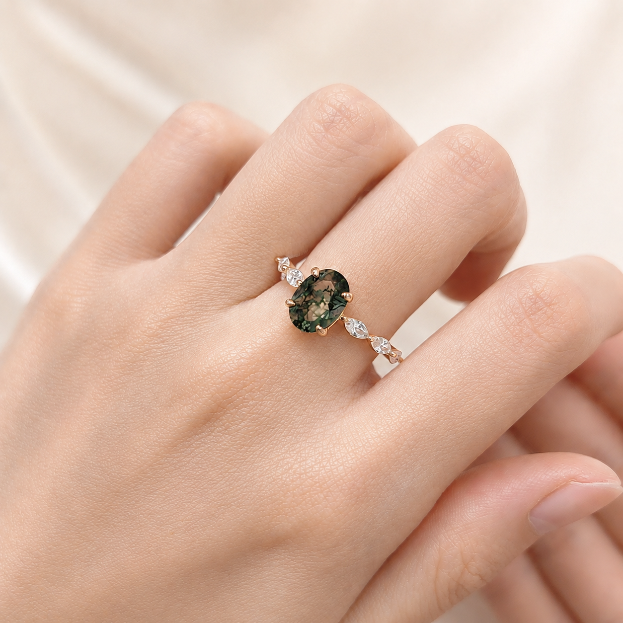 Ring mit ovalem Moosachat und Blattakzent