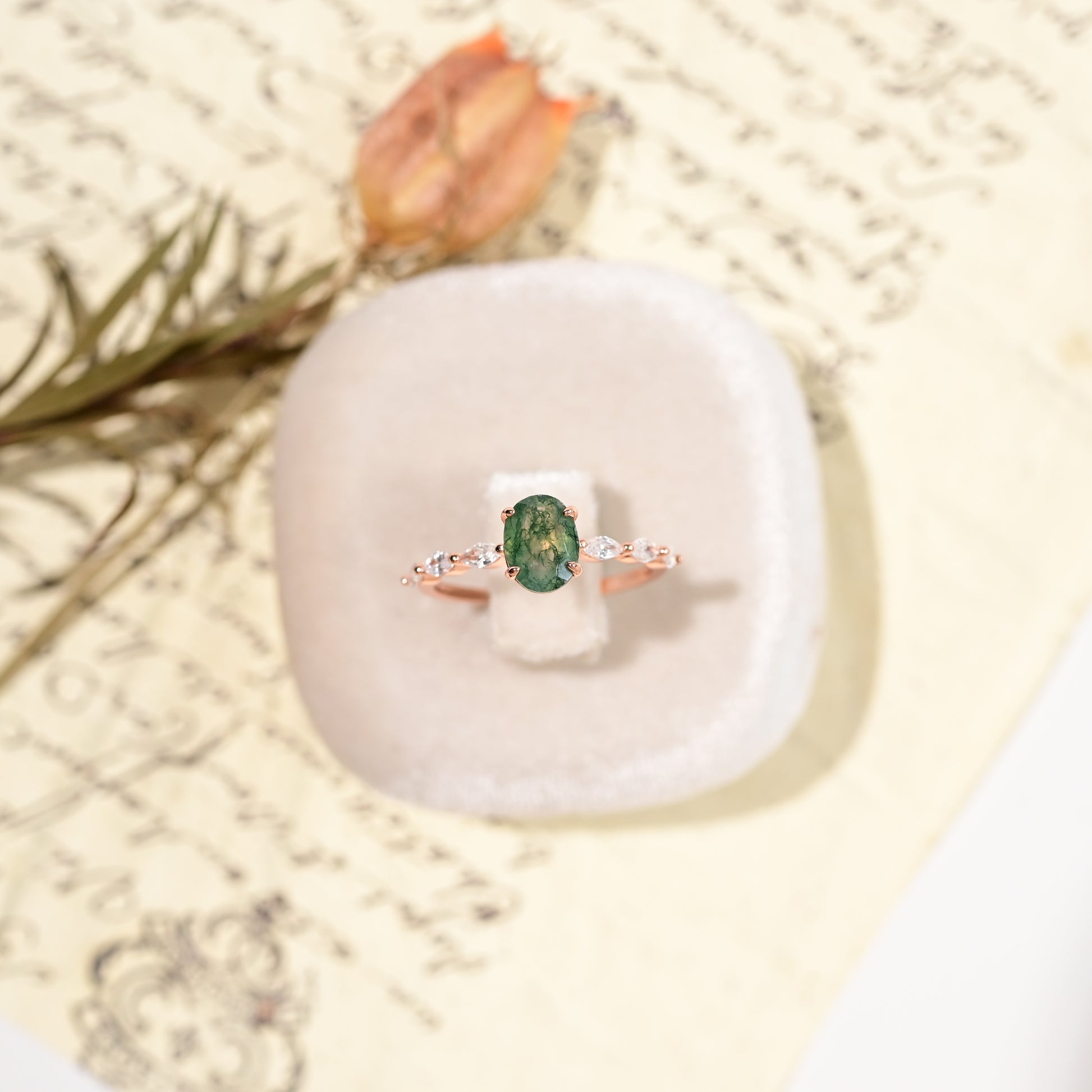 Ring mit ovalem Moosachat und Blattakzent