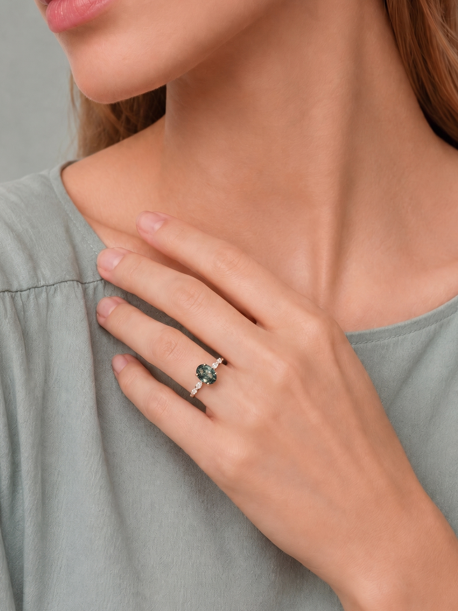 Ring mit ovalem Moosachat und Blattakzent