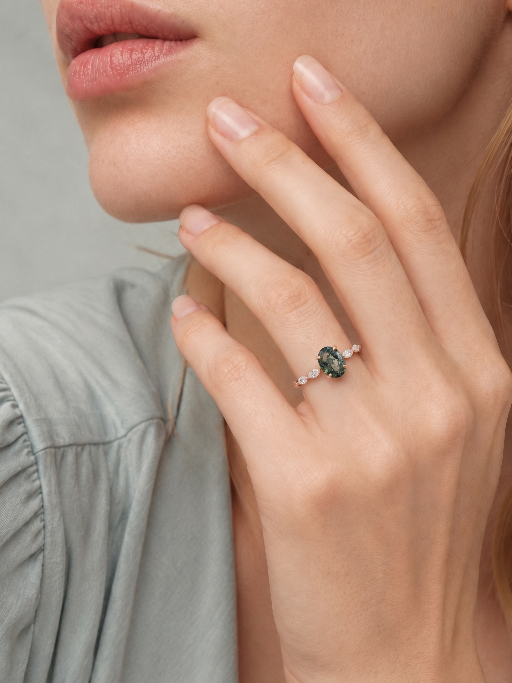 Ring mit ovalem Moosachat und Blattakzent