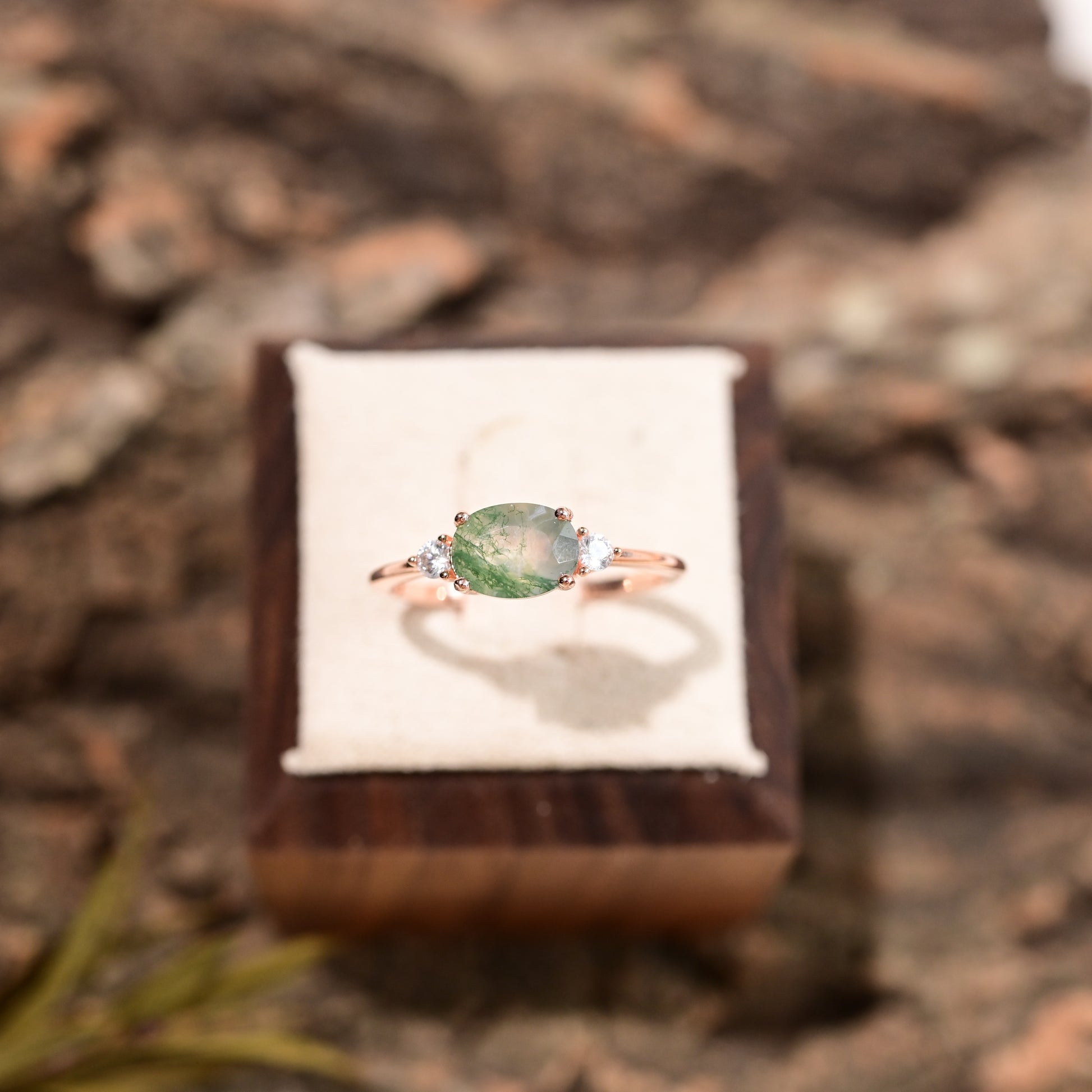 Anello trilogy con agata muschio ovale
