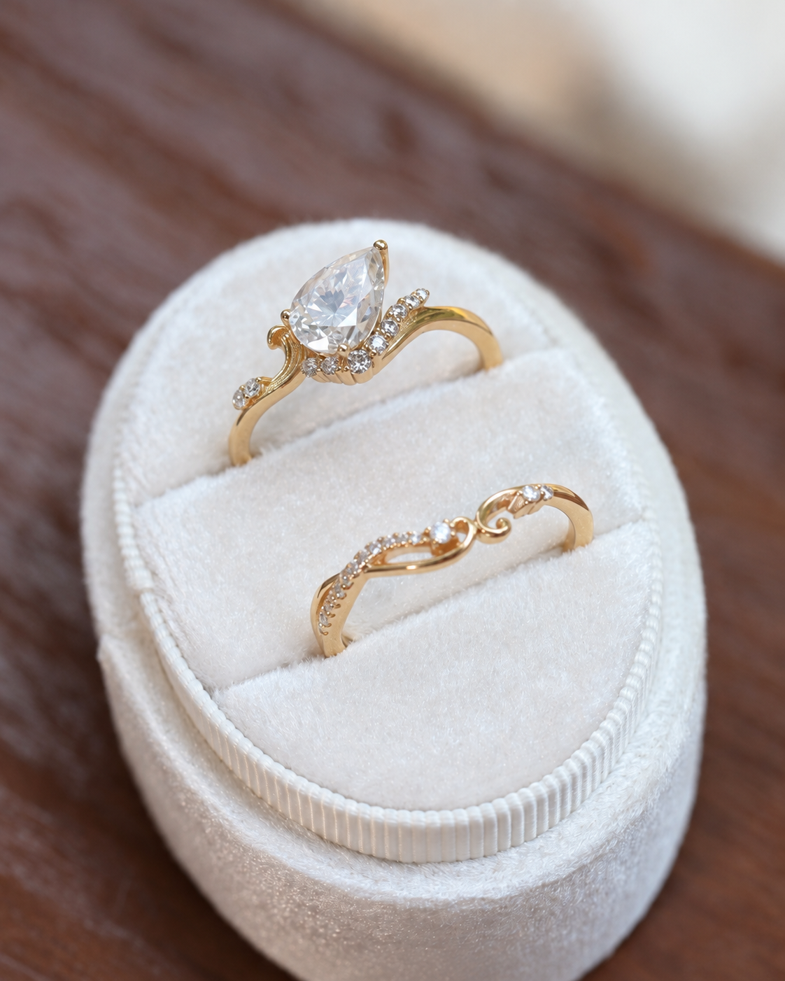 Anello pavé con moissanite a taglio smeraldo
