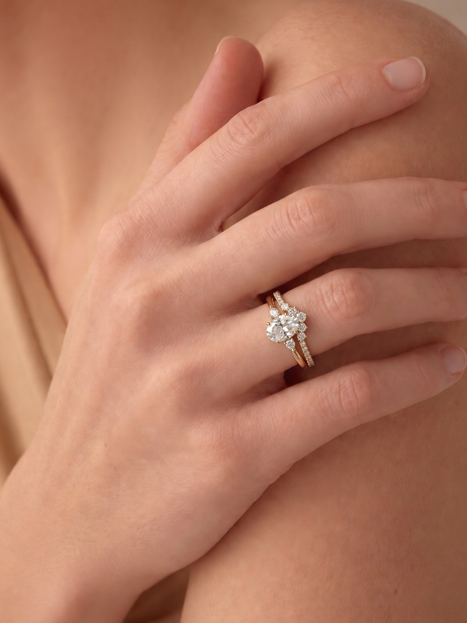 Pequeño anillo apilable en forma de V de moissanita