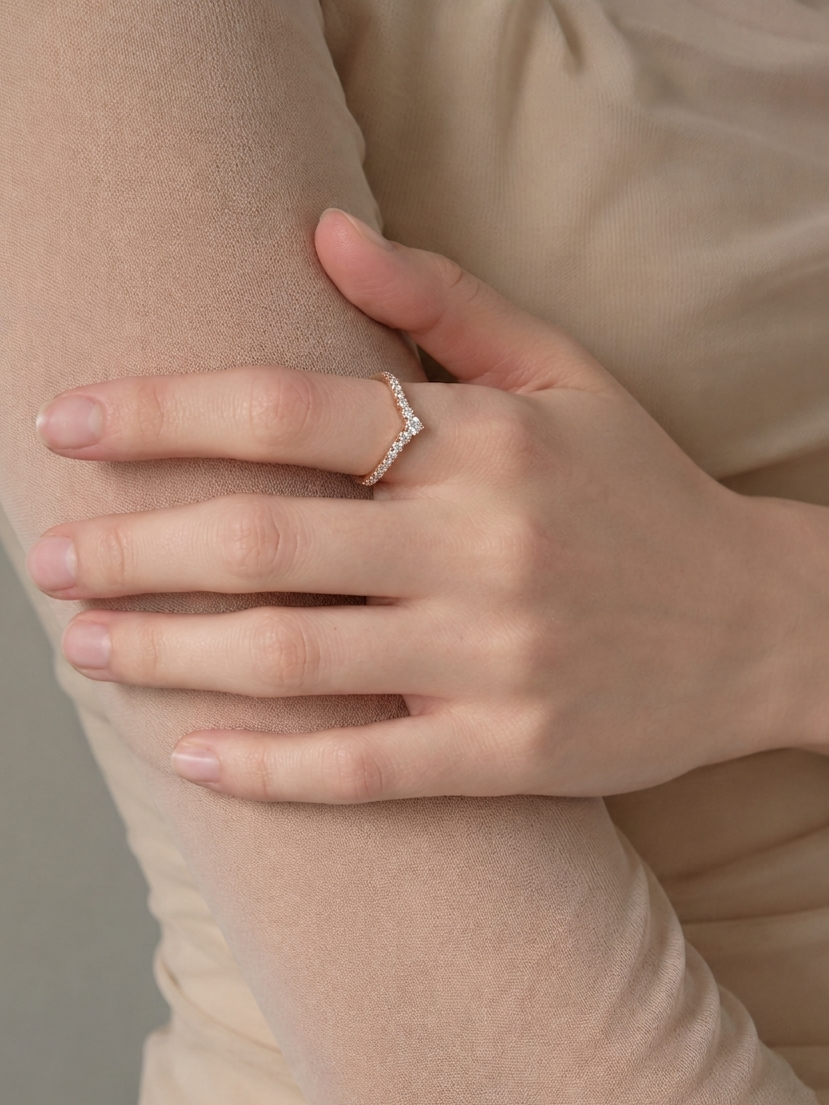 Pequeño anillo apilable en forma de V de moissanita