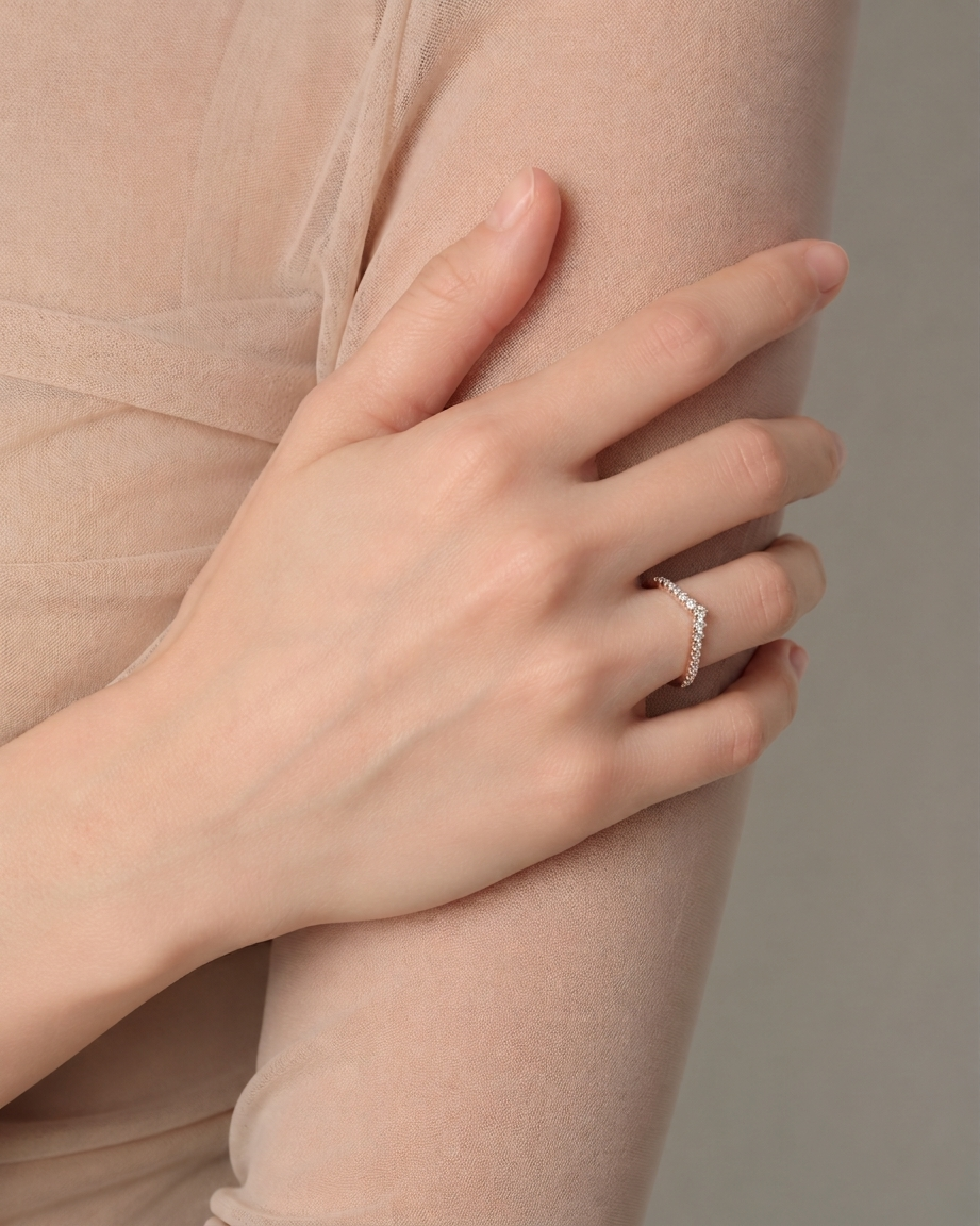 Pequeño anillo apilable en forma de V de moissanita
