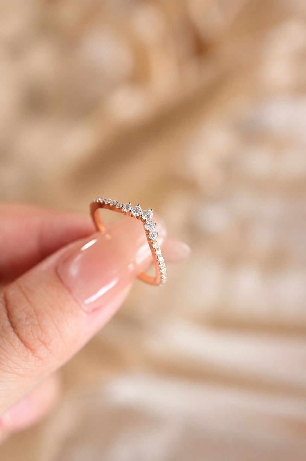 Pequeño anillo apilable en forma de V de moissanita