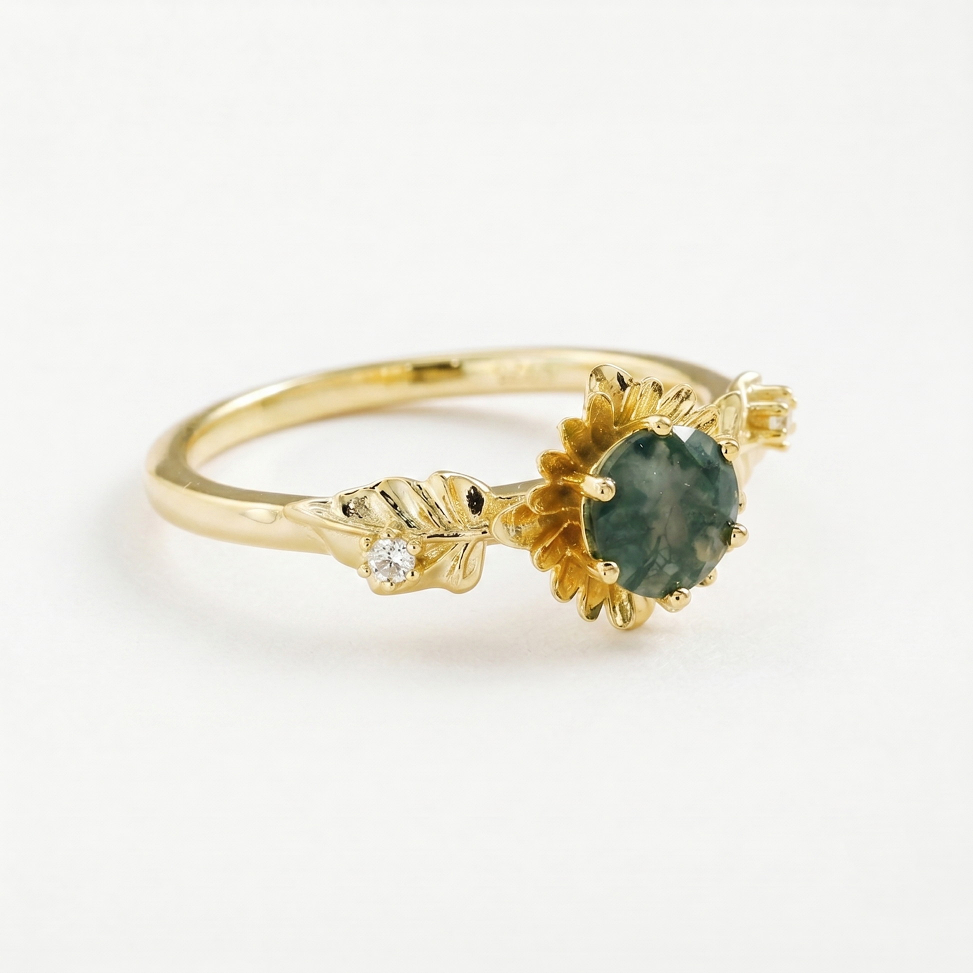 Anillo redondo de ágata musgosa con flor de girasol tallada