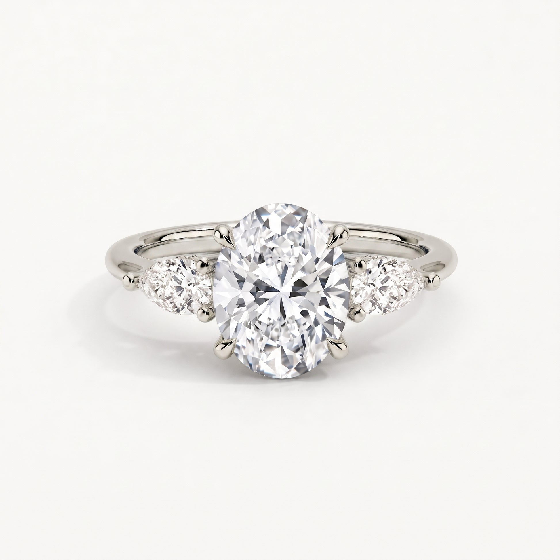 Elegante anello trilogy con moissanite a taglio ovale